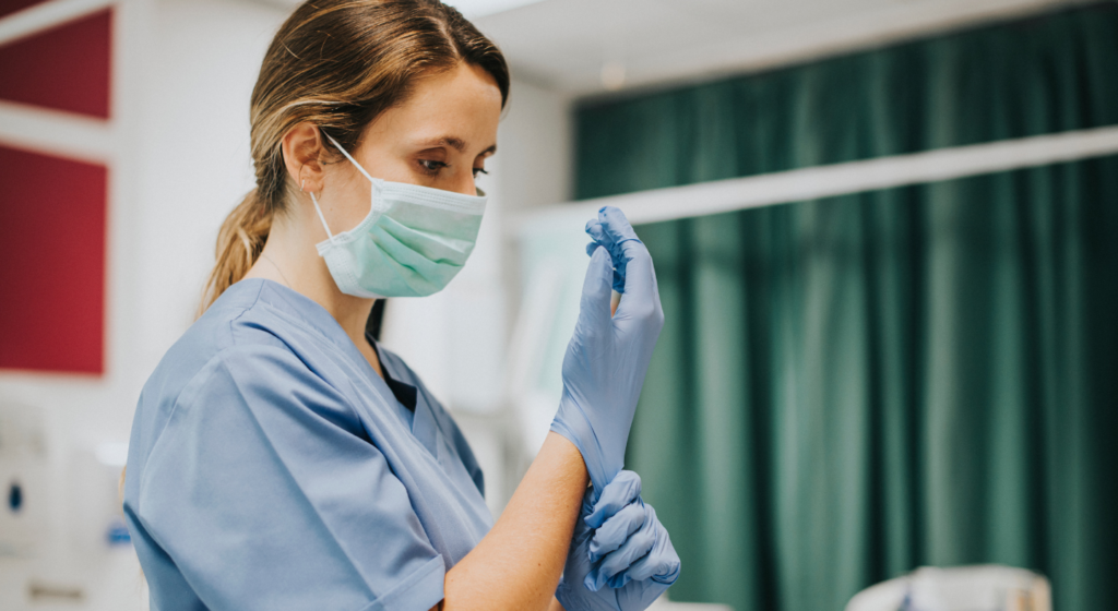 Profissional mulher médica com materiais para anestesia geral.