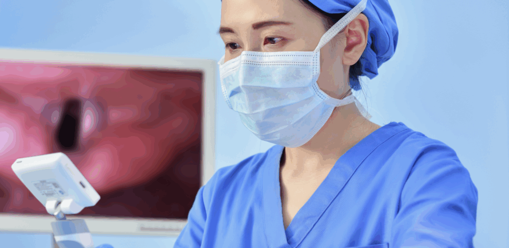 imagem de anestesiologista paramentada manuseando o videolaringoscópio vs10 para acessar via aérea de paciente