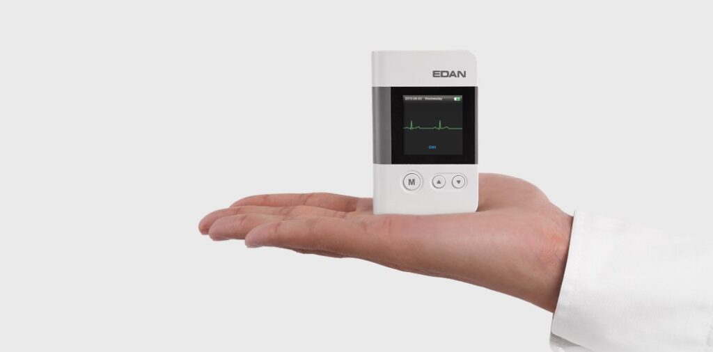 Imagem de um holter 2023 da edan na mão de uma pessoa