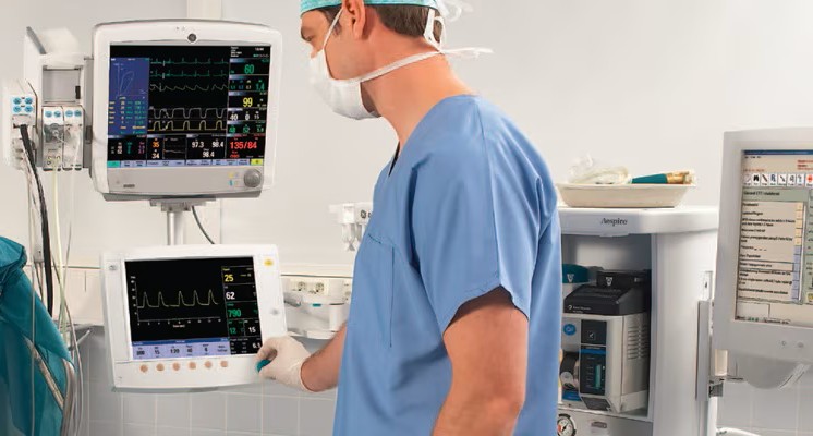 monitor multiparametro ge healthcare sendo usado por médico