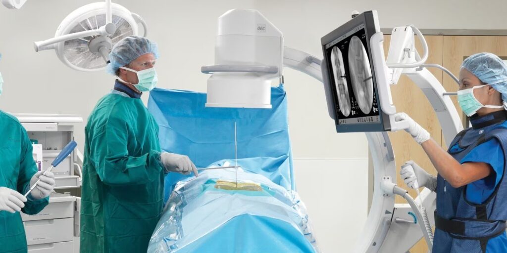 foco oec one ge healthcare sendo usado por profissionais em procedimento cirúrgico