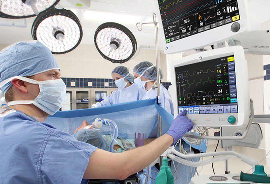 médico anestesista usando aparelho de anestesia da ge healthcare