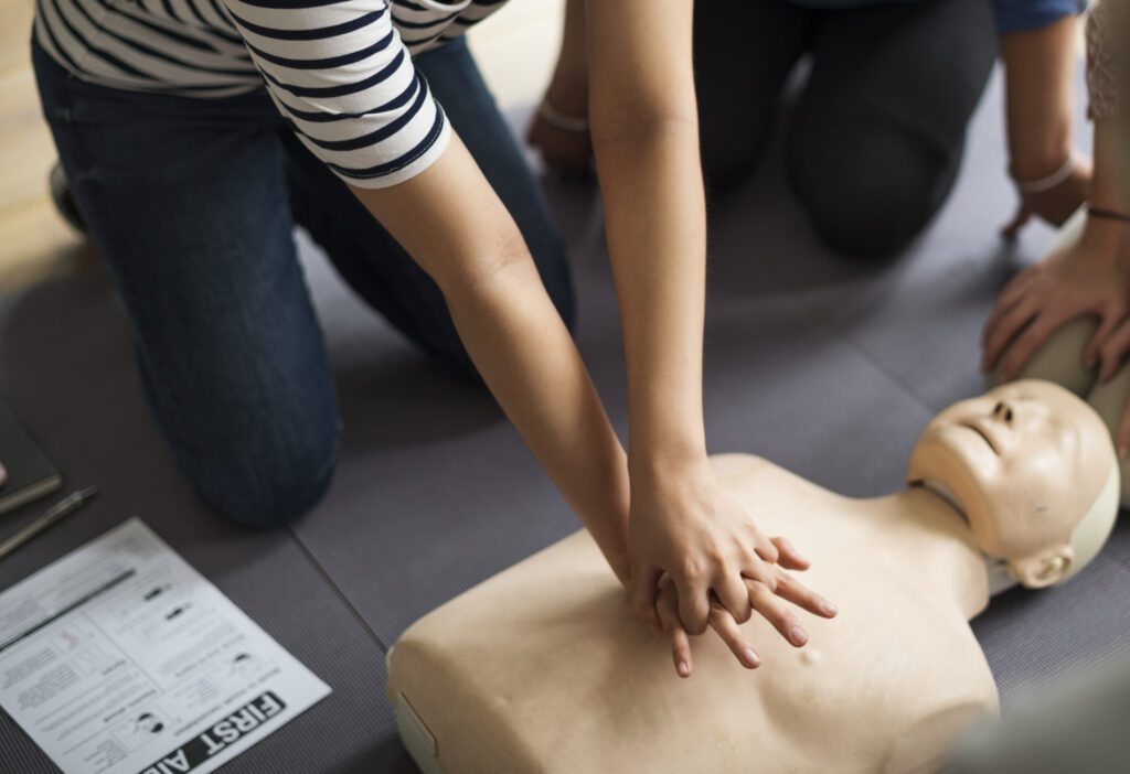 Simulações de emergência: como preparar equipes para eventos cardíacos críticos