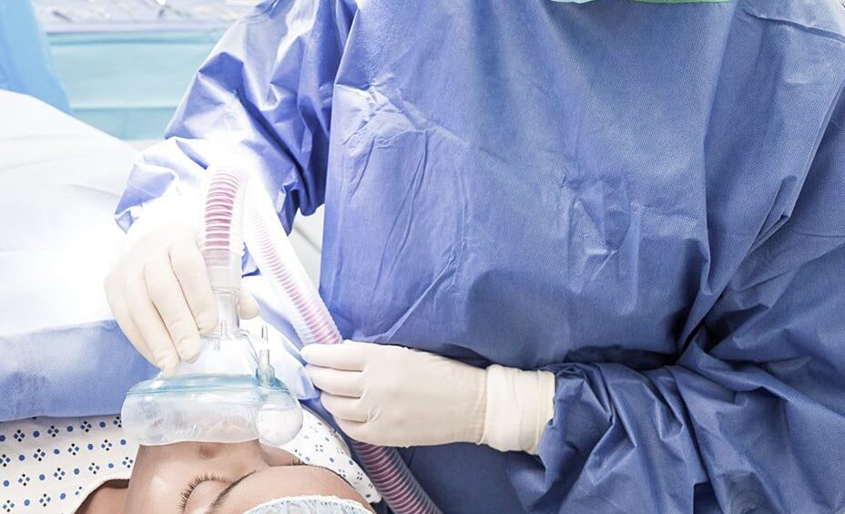 paciente sendo anestesiado antes de cirurgia