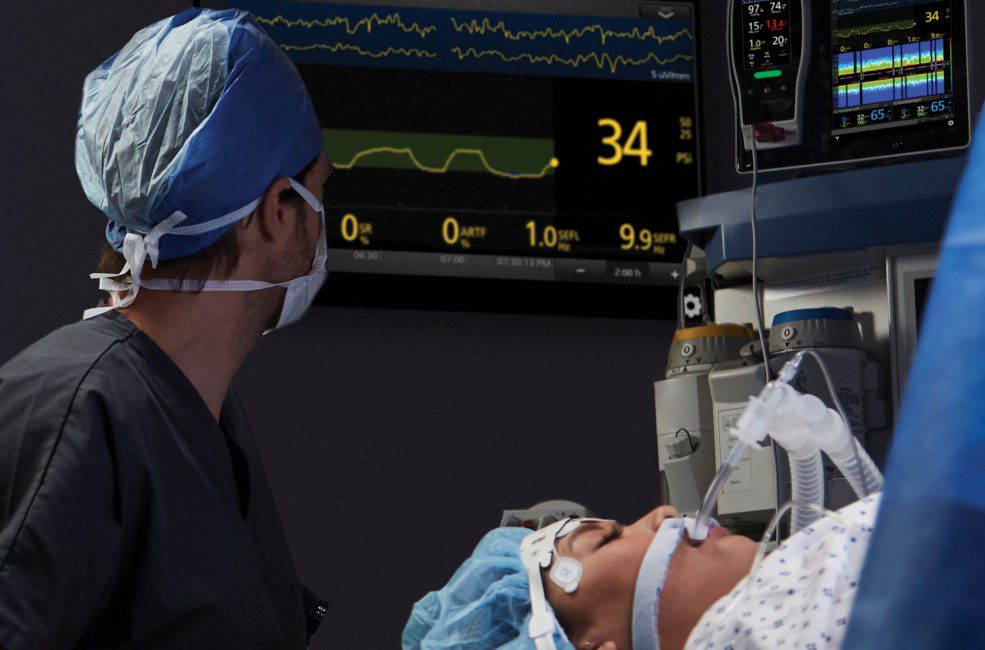 médico monitorando paciente durante a anestesia