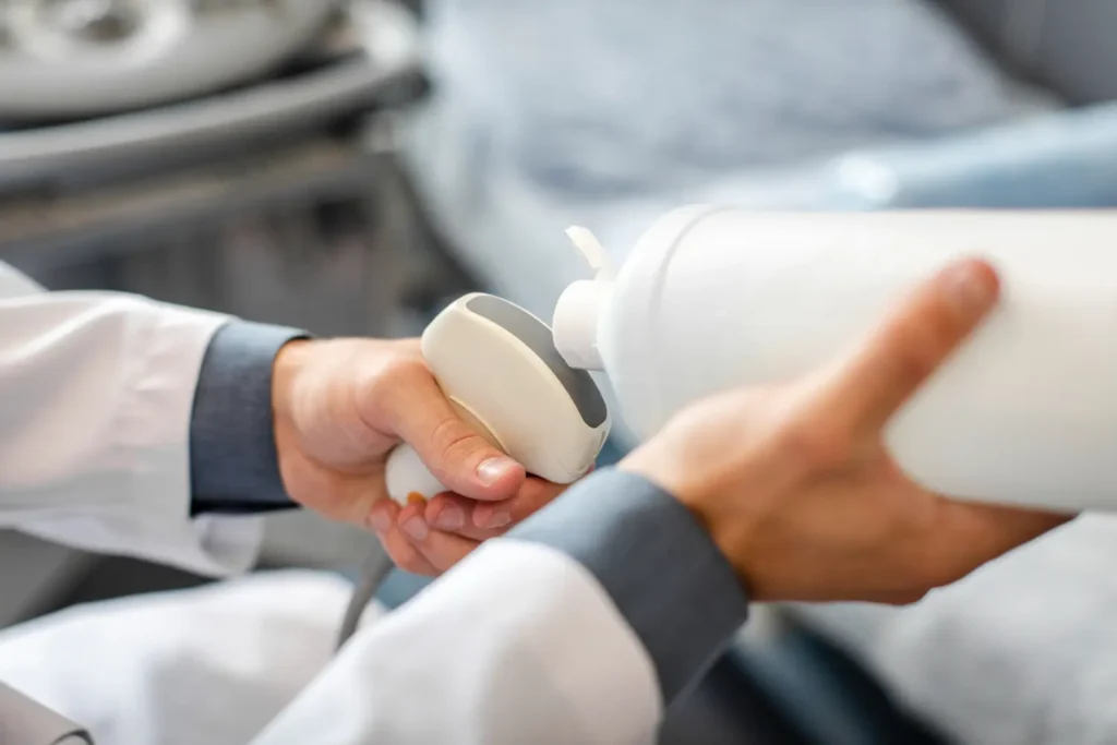 Imagem de uma profissional realizando uma consulta utilizando um transdutor de ultrassom portátil.